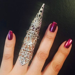 Countess armor claw ring, shield ring, claw ring,thumb ring,made with a vintage style filigree in dull silver color. Sizable.