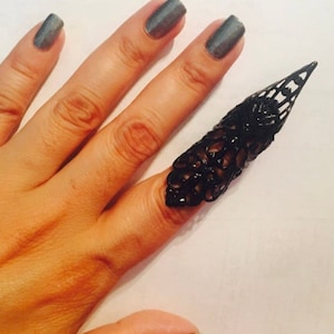 claw ring,nail guard,metal claw,black claw,metal nail,finger cover,1 pc, it’s adjustable.