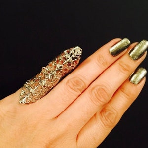 Small shield ring,pinky ring,armor ring,claw ring,nail guard,full finger ring,nail tip filigree,silver color metal, it is sizable.