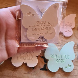 1 pz Calamita segnaposto,bomboniera  farfalla,  farfalle con frase, ringraziamenti ,gessetto  colorato battesimo,compleanno ,nascita
