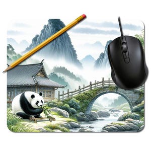 Peut inclure: Tapis de souris avec un panda mangeant du bambou devant un bâtiment asiatique traditionnel et un pont en pierre. Une souris d'ordinateur et un crayon jaune sont visibles. L'arrière-plan montre des montagnes et une rivière.