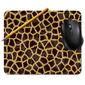 Könnte beinhalten: Rechteckiges Mauspad mit einem Giraffenmuster in Braun und Gold. Eine schwarze Computermaus und ein gelber Bleistift mit rosa Radiergummi liegen auf dem Mauspad.