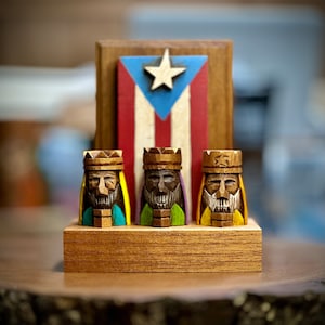 Mini Hand carved Tres Reyes Magos  (Three wise men) 3&quot; Tall with flag