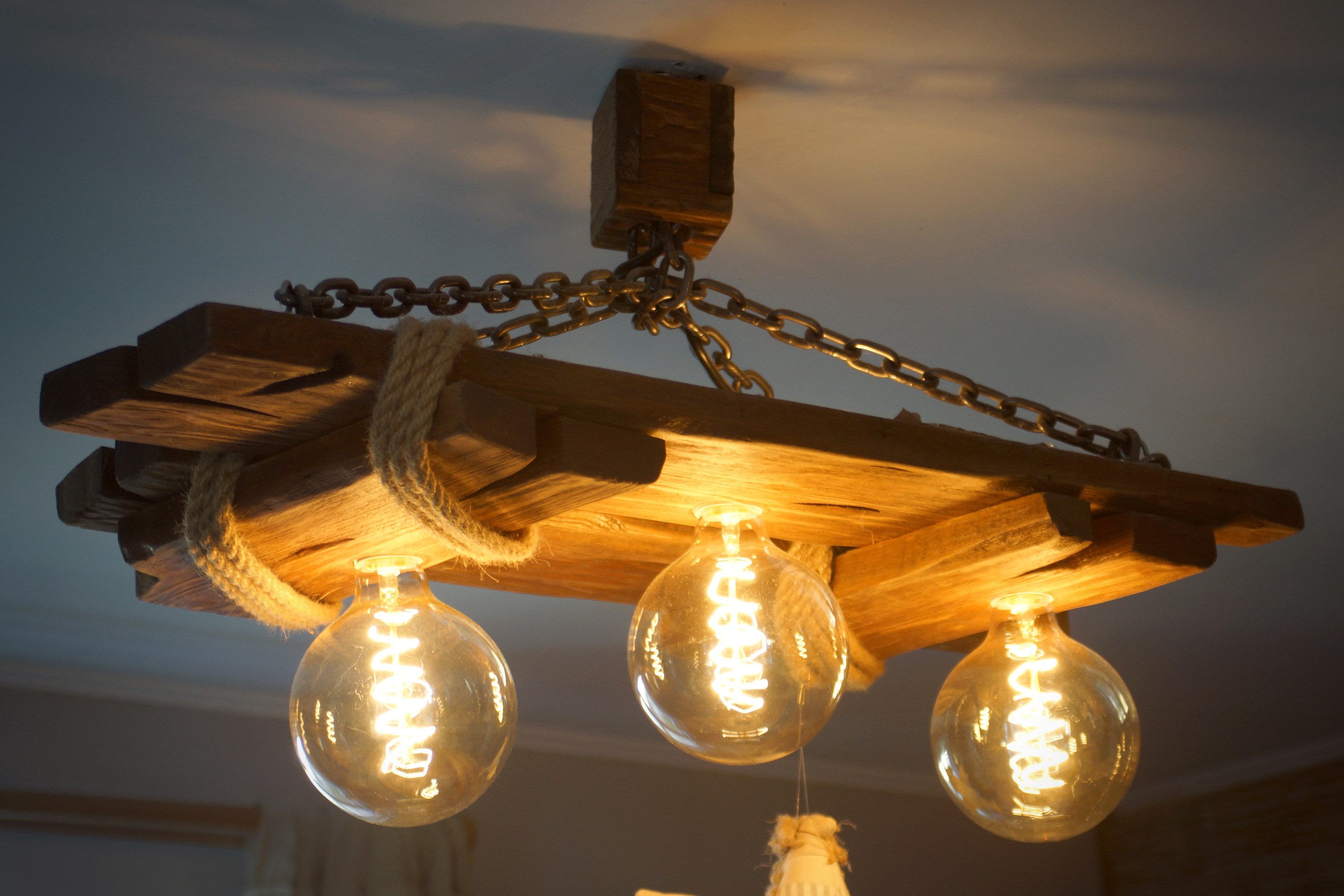 Gealterte hölzerne Deckenlampe, Leuchter, rustikales, hölzernes Licht, Edison-Birnen, hängende Leuchte, Deckenbefestigung