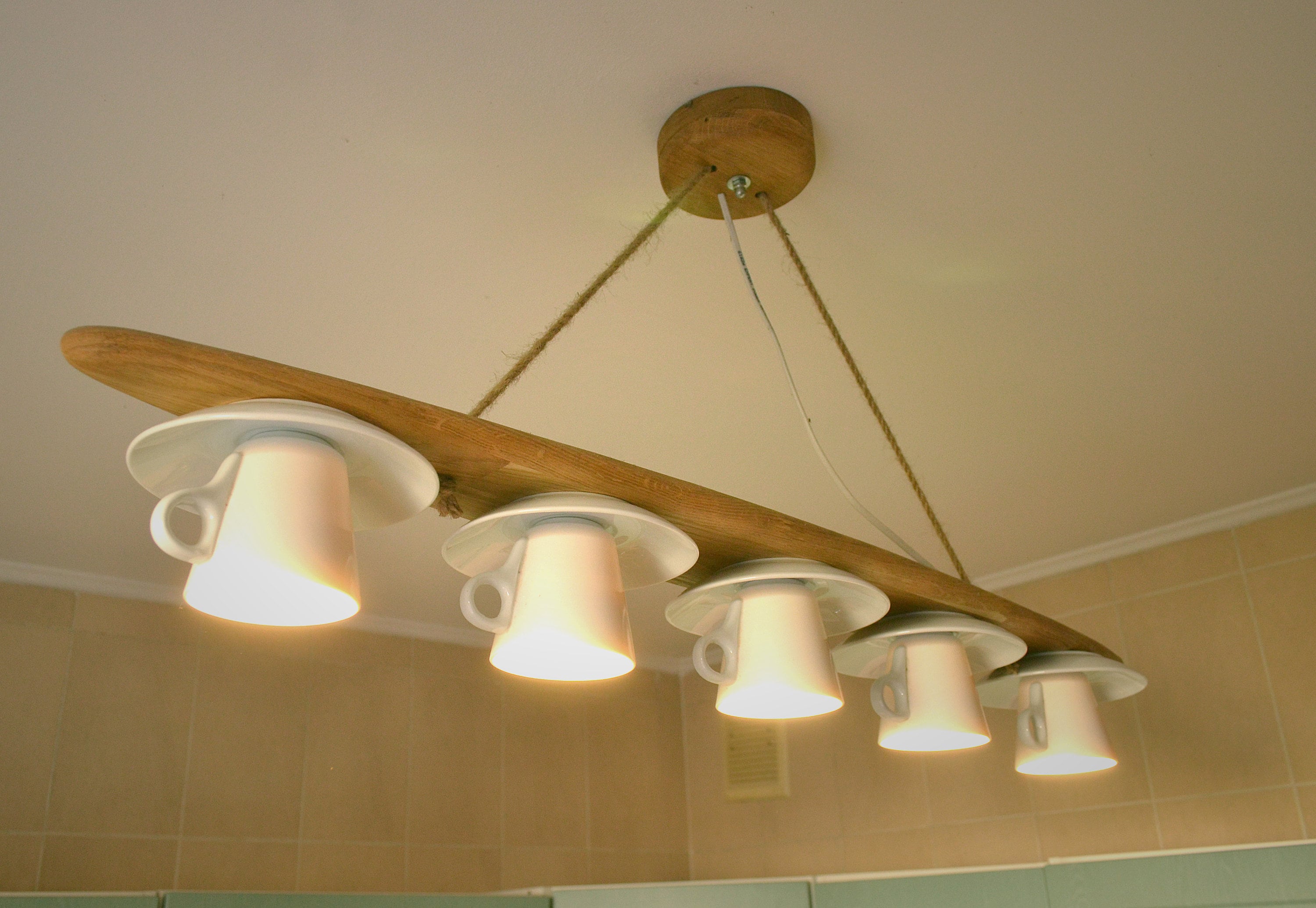 Lustre De Cuisine Suspendu En Chêne Naturel Et Tasses, Éclairage Pour La Cuisine, Lustre Au-Dessus Table, Luminaire Rustique