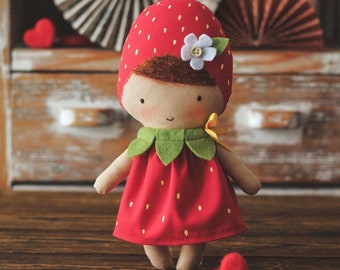 Modèle de poupée aux fraises pdf, modèle de couture de poupée facile et tutoriel, modèle de fabrication de poupée, modèles de poupées, poupée de la Saint-Valentin