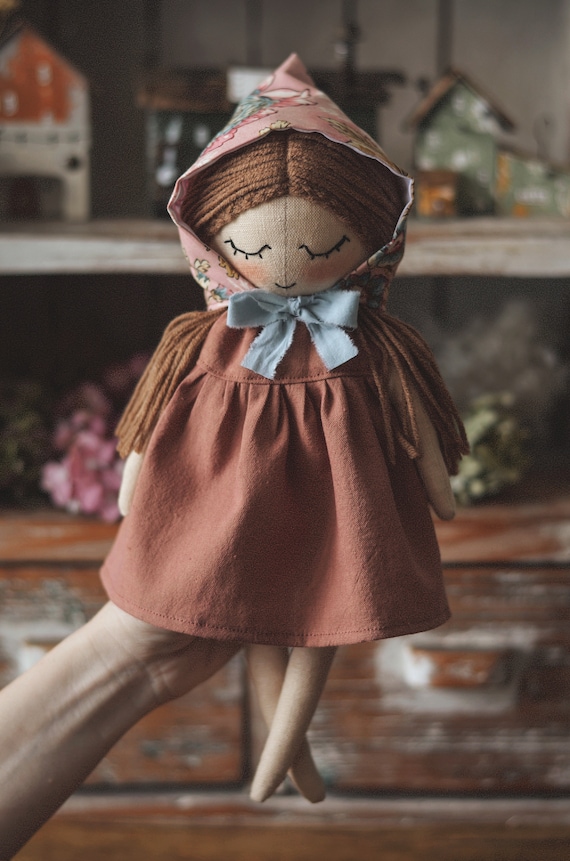 Modello e tutorial per cucire un vestito e un berretto per bambole