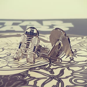 Star Wars R2 D2 men&#39;s silver plated space robot pair of cufflinks