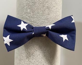 Stars Bow-tie Men's pre-tied adjustable bow tie with white stars on a navy blue background