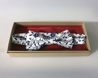 Men's pre-tied cotton Bow-Tie with Delftware blue & white flower and leaf design