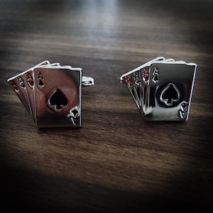 Gemelli da poker da uomo con design asso di picche: regalo perfetto per gli amanti del gioco d'azzardo