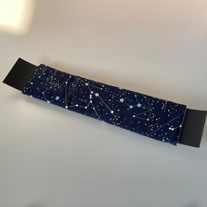 Copricintura di sicurezza realizzata a mano da Constellation Stars con chiusura a bottone automatico.