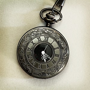 Montre de poche à chiffres romains noir d&#39;inspiration vintage : chaîne de gilet