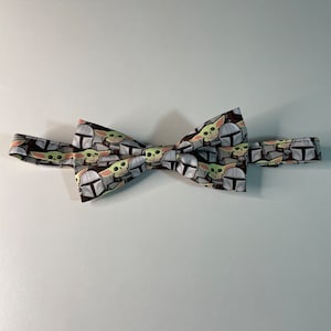 Star Wars Men&#39;s Bow-Tie (pre-tied) feat. The Mandalorian and Grogu