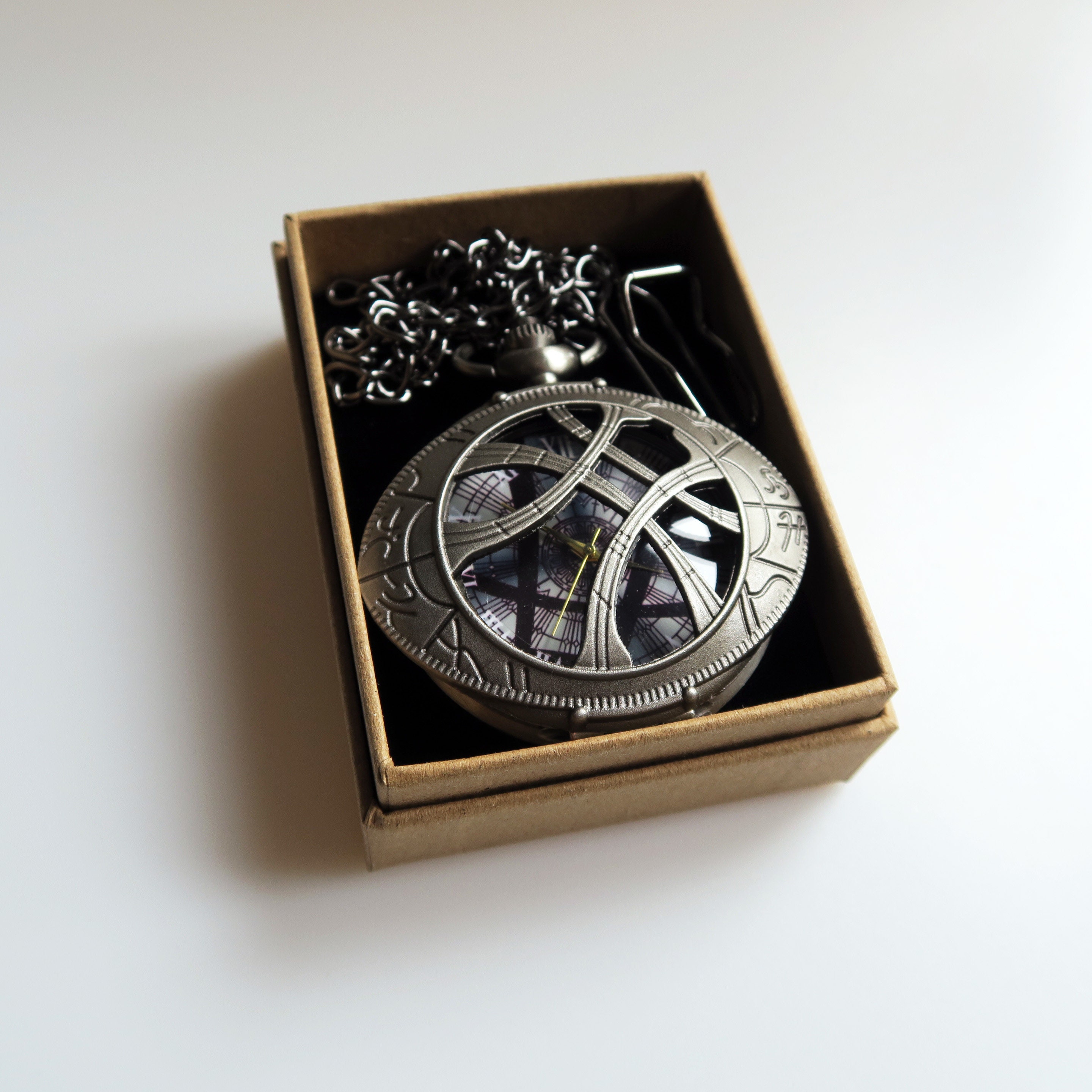 Montre De Poche Docteur Strange - Œil D'Agamotto Gravé, Boîtier Rond Ajouré, Avec Chaîne, Cadeau Cosplay Et Vintage