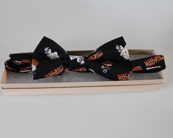 Pajarita para hombre (preanudada) inspirada en la película Regreso al Futuro, con Marty McFly.