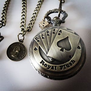 In Bronze gegossene Taschenuhr im Royal Flush Design mit Glücksspiel-Würfeln und Glückspfennig-Dekoration