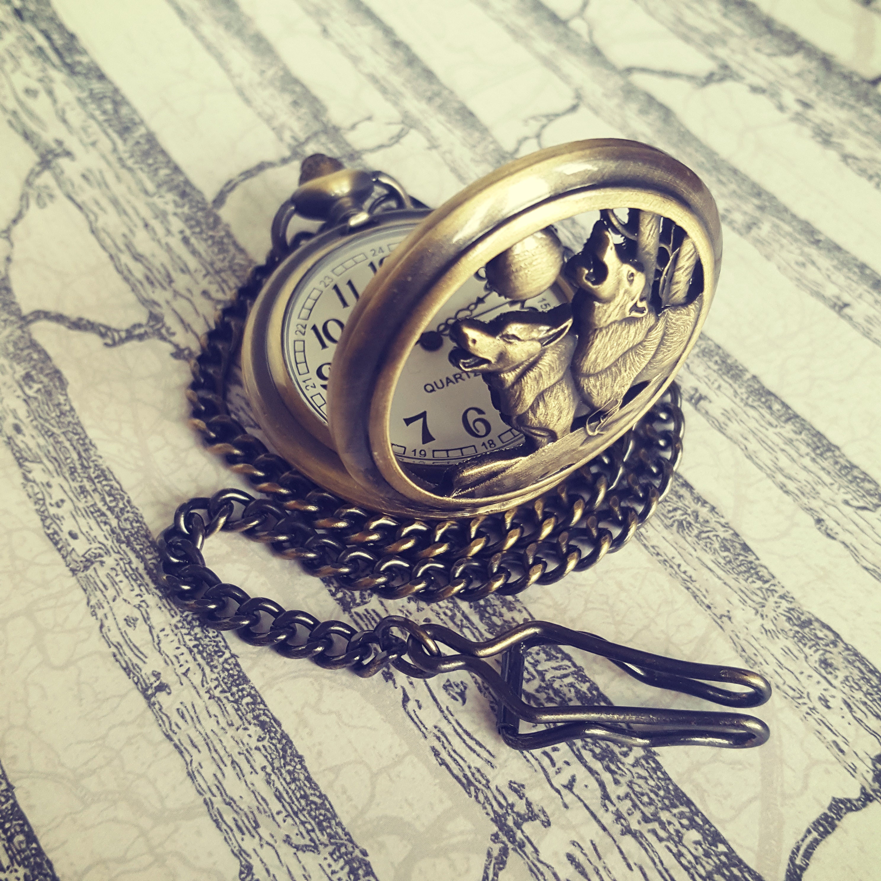 New Wolf wolves Howling at the moon pocket watch Howling Wolves Bronze Face Mens Pocket Watch Ornate Rwanda  main image 2