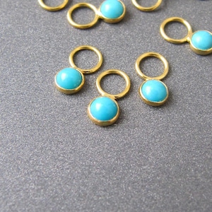 Colgante de aro de turquesa en oro macizo de 18k • Gema pequeña de 3 mm • Anillo plano de 4 mm / Agujero de 3 mm • Turquesa natural de Arizona • ¡SÚPER LINDO!