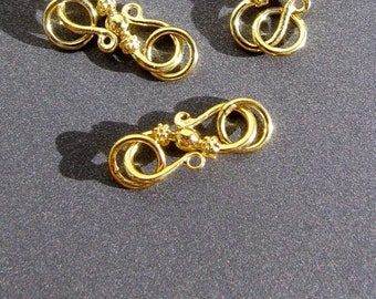 Cierre de gancho en forma de S de oro de 18k • 12 x 5 mm • Anillos de 4,50 mm (2) • Oro amarillo macizo de 18 quilates • Granulado • Hecho a mano