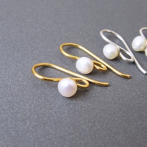 Crochets d'oreilles argentés et ornés de perles • 17,50 mm • Argent sterling / Vermeil or 18 carats • Perles blanches d'eau douce naturelles de 3,50 mm • MAGNIFIQUES
