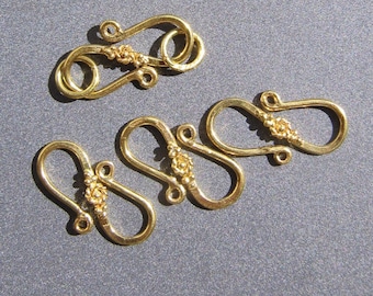 Cierre de gancho en forma de S de oro de 18k • Grande: 15 x 7 mm • Anillas opcionales de 4,50 mm (2) • Oro amarillo macizo de 18 quilates • Granulado • Hecho a mano