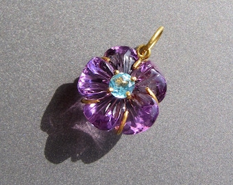 Colgante de flor de amatista en oro de 18k • Piedra preciosa natural tallada de 14 x 6 mm con topacio azul suizo de 4 mm • Anillo de 6 x 4 mm / Agujero de 5 mm • Oro macizo de 18 quilates