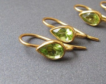 Pendientes con forma de lágrima y peridoto • Vermeil plateado/dorado • Ganchos para aretes con aro abierto • Piedra preciosa natural • Verde primavera vivo