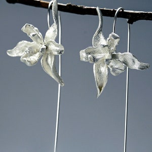 Orecchini in argento Iris • Argento Sterling massiccio timbrato 925 • Lunghi 60 mm • Fiore 28 x 28 mm • Orecchini floreali grandi, botanici e biologici
