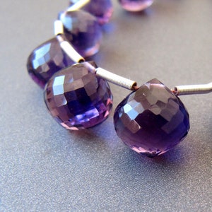 Cuentas colgantes de cebolla y amatista • 6-8,50 mm • Pares disponibles • Briolettes AAA microfacetadas con perforación cruzada • Piedra preciosa africana natural • Púrpura