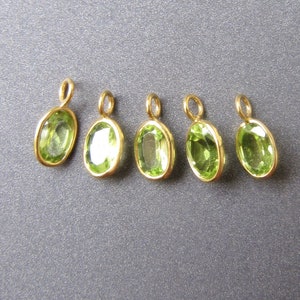 Ciondolo in oro 18 carati con peridoto • Ovale 6 x 4 mm con anello da 3 mm / foro da 1,75 mm // 7 x 5 mm con anello da 4 mm / foro da 2,70 mm • Pietra preziosa naturale • Oro massiccio 18 carati