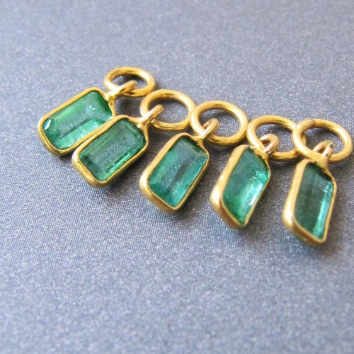 18k gold Emerald Baguette Charm For Earrings • 5x3mm • 4mm Ring / 2.80mm hole • Natural Gemstone • Solid 18 carat gold • With Inclusions