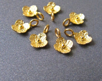 18k Gold Blumen Charm • Winzige 4,75mm Blume • 2,50mm Ring / 1,50mm Loch • Massives 18 Karat Gold • 4 Blütenblätter Klee Anhänger Glücksbringer • Handgemacht