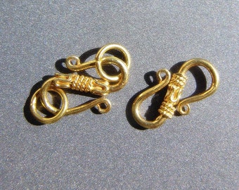 Cierre de gancho en forma de S de oro de 18k • 12 x 6,50 mm • Anillas opcionales de 5 mm (2) • Oro macizo de 18 quilates • Hecho a mano