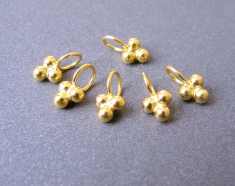 18k gouden bolclusterbedel • 4x4x2 mm • 4 mm ring met gat van 3 mm • 7 mm van boven naar beneden • Massief 18-karaats goud