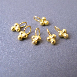 Dije de racimo de bolas Trinity de oro de 18 k • 4 x 4 x 2 mm • Anillo de 4 mm con orificio de 3 mm • 7 mm de arriba a abajo • Sólido de 18 quilates • Entrega sin aranceles a EE. UU.