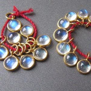 Regenbogen Mondstein Charm-Anhänger aus 750er Gold • 5-5.50 mm • Mit und ohne Öse • Natürlicher Edelstein Mit Einschlüssen • Massiv 18 Karat Gold • Blauer Schimmer