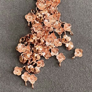 14k Rose Gold Blumen Anhänger • Winzige 4,75 mm Blume • 2,50 mm Ring / 1,50 mm Loch • Massives 14 Karat Rotgold • 4 Blütenblätter Klee Glück Anhänger