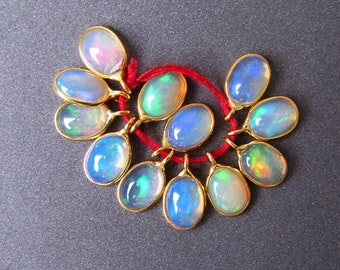 Charm opale d'Éthiopie en or 18 carats • Petit pendentif délicat 5 x 7 mm • Bague 4 mm avec trou de 3,10 mm • Pierre naturelle AAA • Or massif 18 carats