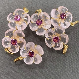 Ciondolo in oro 18k con fiore di pietra preziosa intagliata Sakura • Quarzo rosa 13 x 7 mm / Tormalina rosa 3,50 mm • Anello 6 x 4 mm / Foro 5 mm • SPLENDIDO