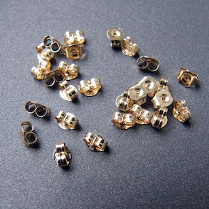 14 kt geel- en roségouden achterkant oorbel • Klein 3,50 x 5 mm • Voor stiftoorbellen 0,66-0,76 mm • Veiligheidsvervangende oornoten • Massief goud • Geribbelde achterkanten