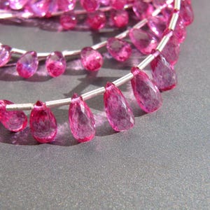 Briolette a goccia di topazio rosa • 4-5 x 7-8 mm • Perline forate con taglio sfaccettato micro AAA • Pietra preziosa naturale trattata • Fucsia rosa acceso