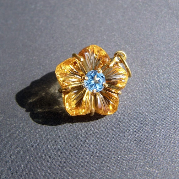 女性彫刻の金色ブローチ 専用ケース付き 18k 【公式通販】 女性彫刻の金色ブローチ 専用ケース付き 18k 【公式通販】
