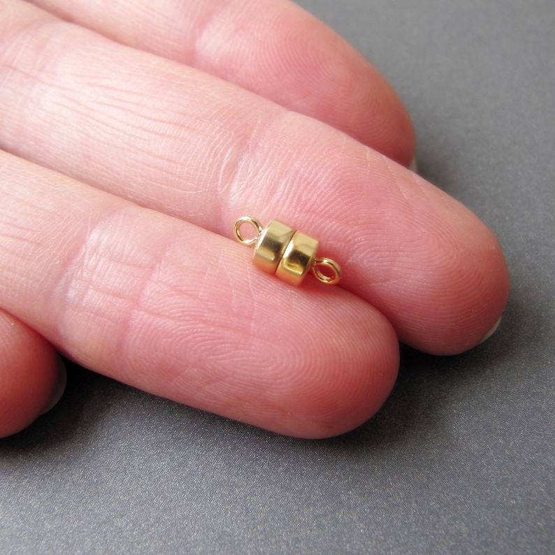 Pu&ograve; includere: Chiusura magnetica dorata per la creazione di gioielli. La chiusura &egrave; composta da due pezzi rotondi collegati da un piccolo anello.