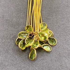 Broche con cabeza de piedra preciosa en oro de 18 quilates • Broche de 24 ga/0,50 mm x 38 mm de largo • Dije de lágrima de peridoto natural de 6 x 4 mm • Oro amarillo macizo de 18 quilates