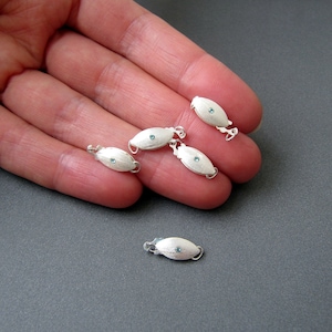 Silverspänne • Schweizisk blå CZ-kristall på båda sidor • 12 x 6 mm • 20 mm total längd • Matt borstad finish • Sterlingsilver 925 bild 3