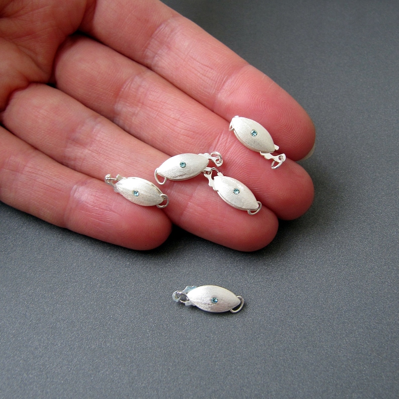 Silverspänne • Schweizisk blå CZ-kristall på båda sidor • 12 x 6 mm • 20 mm total längd • Matt borstad finish • Sterlingsilver 925 bild 3