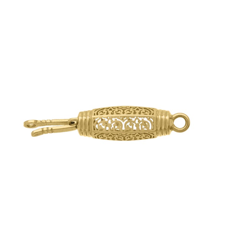 Peut inclure: Fermoir de bijou dor&eacute; avec un design filigran&eacute; complexe. Le fermoir a un centre en forme de barillet avec un motif ajour&eacute; et un anneau &agrave; une extr&eacute;mit&eacute;. L'autre extr&eacute;mit&eacute; comporte une fermeture &agrave; deux broches.