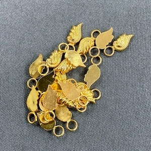 Ängelvinge-örhänge i massivt 18k guld • 7 x 4 mm motiv • 3,2 mm platt ring / 2,20 mm hål • Tullfri leverans till USA