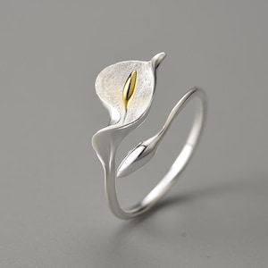 Anello Calla Lily in argento con stame placcato oro 18k • Misura aperta regolabile • Consegna gratuita negli USA